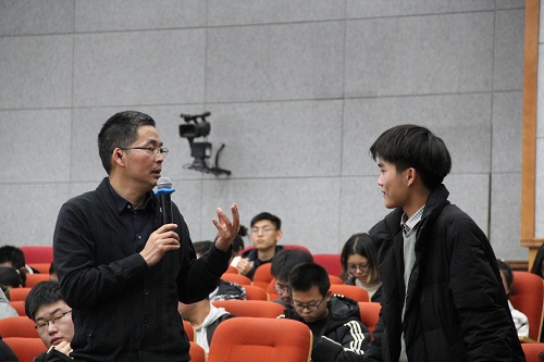 王朝晖教授做客近代化学前沿讲座