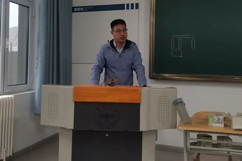 王世博老师正在进行会议总结至此,化学化工学院本科生第一党支部党章