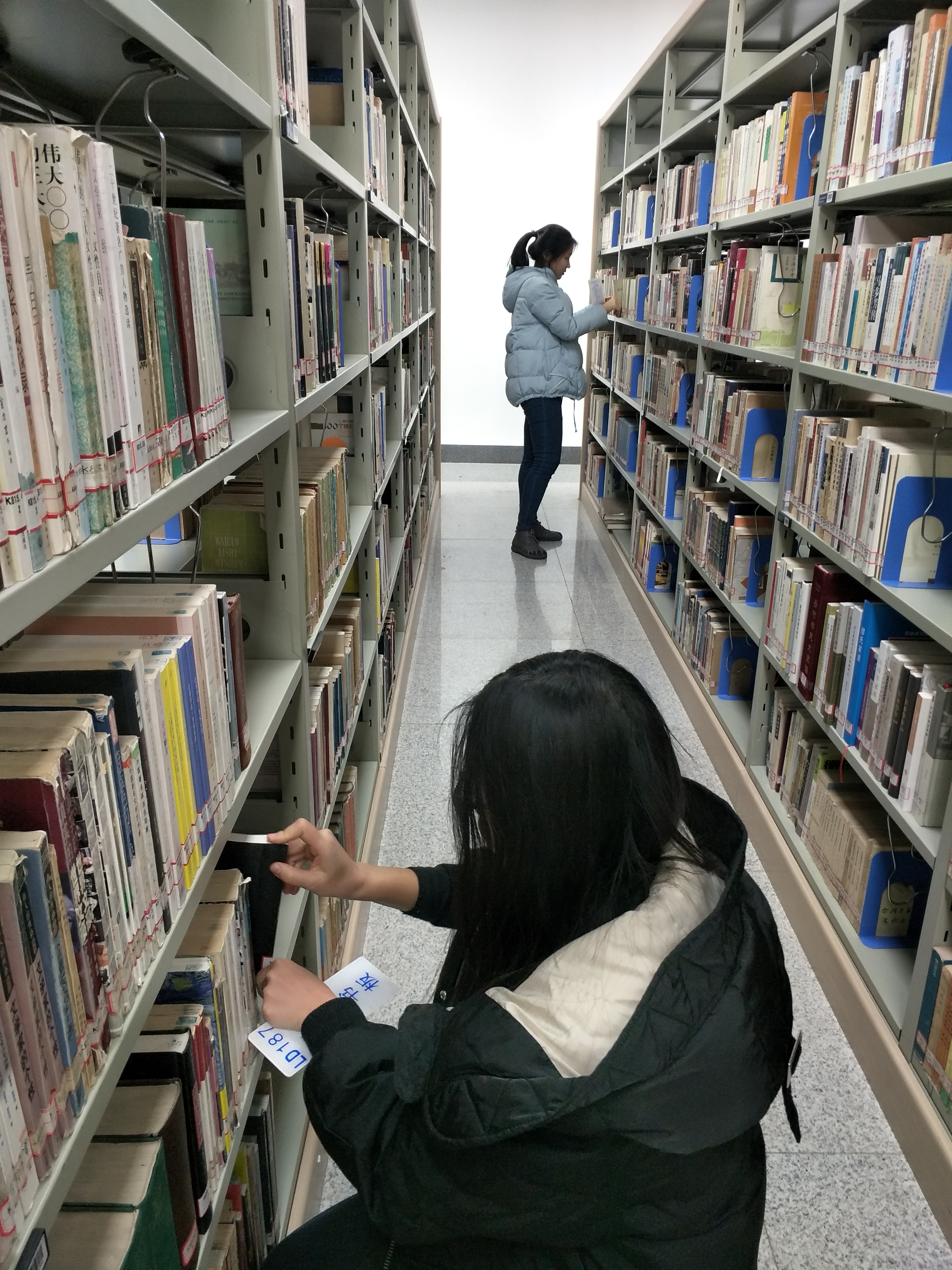 蘭州大學化學化工學院青年志願者協會圖書館清掃活動順利進行中